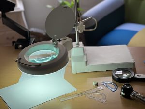 Proceso y material de análisis grafológico mediante lupas y metrica